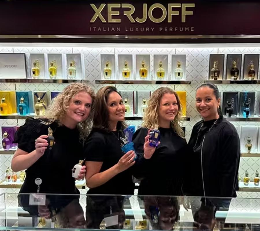 Personeel in de winkel met klanten