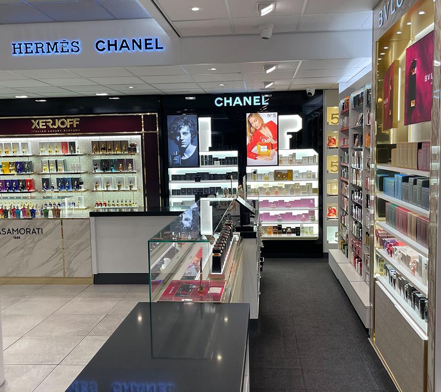 Binnenkant van de winkel Parfumerie Marjo